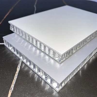 การควบคุมจำนวนทนไฟลายนูนดอกไม้เพดานโลหะสี่เหลี่ยมอาคารสำนักงานอาคารเพดานอลูมิเนียม